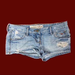 HOLLISTER LIGHT WASH DENIM BOOTY SHORTS !